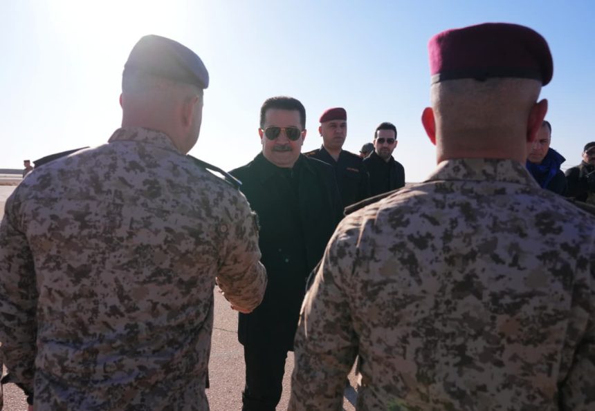 السوداني يصل قاعدة عين الأسد للوقوف على جهوزية القطعات الماسكة للشريط الحدودي العراقي السوري