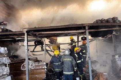 فرق الدفاع المدني تفرض سيطرتها على حريق اندلع داخل مخزن للمواد الإنشائية في النجف
