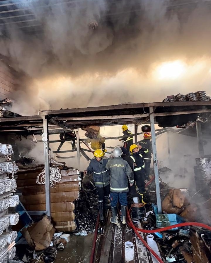 فرق الدفاع المدني تفرض سيطرتها على حريق اندلع داخل مخزن للمواد الإنشائية في النجف