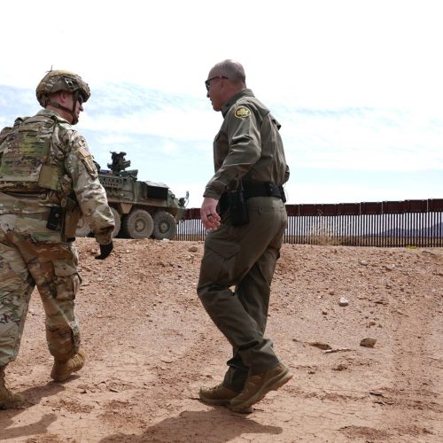 القيادة الوسطى الأمريكية: بدأنا مهمة لنقل معتقلي داعش من سوريا إلى العراق