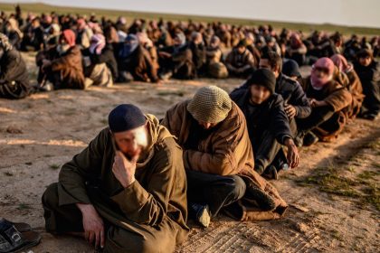 العراق يعلن تسلم 150 ارهابيًا من سوريا