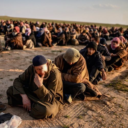 العراق يعلن تسلم 150 ارهابيًا من سوريا