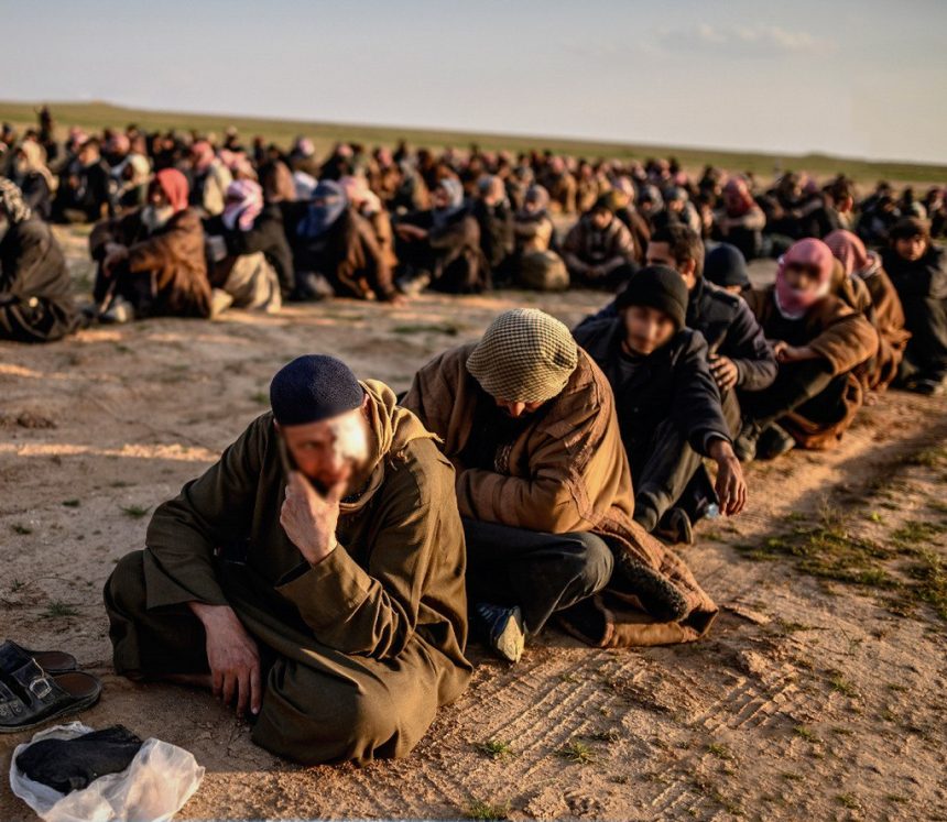 العراق يعلن تسلم 150 ارهابيًا من سوريا