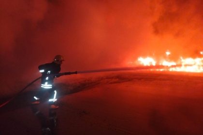 إنقاذ خمسة أشخاص وإخماد حريق اندلع بصهريج للوقود بعد حادث تصادم في الديوانية