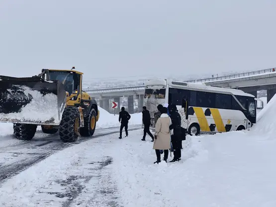بحرارة بلغت 32 تحت الصفر.. الصقيع يجمّد الحياة في مناطق تركية