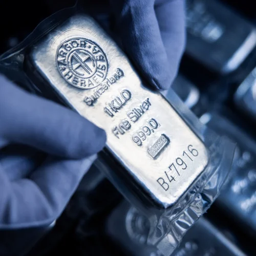 رويترز: الفضة تلامس 100 دولار للأوقية لأول مرة في تاريخها