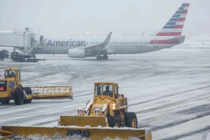 عاصفة ثلجية تدفع 18 ولاية أمريكية لإعلان الطوارئ وتلغي آلاف الرحلات