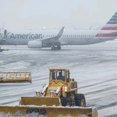 عاصفة ثلجية تدفع 18 ولاية أمريكية لإعلان الطوارئ وتلغي آلاف الرحلات