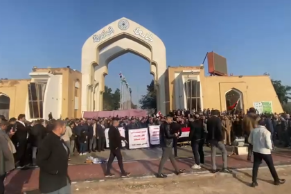 بالفيديو.. إضراب عن الدوام وتظاهرة أمام جامعة الكوفة رفضاً لقرار إلغاء مخصصات الخدمة الجامعية