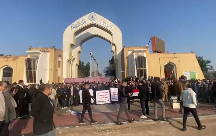 بالفيديو.. إضراب عن الدوام وتظاهرة أمام جامعة الكوفة رفضاً لقرار إلغاء مخصصات الخدمة الجامعية