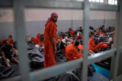 في الليل ووسط "سرية تامة".. نقل 300 من سجناء داعش من سوريا إلى العراق