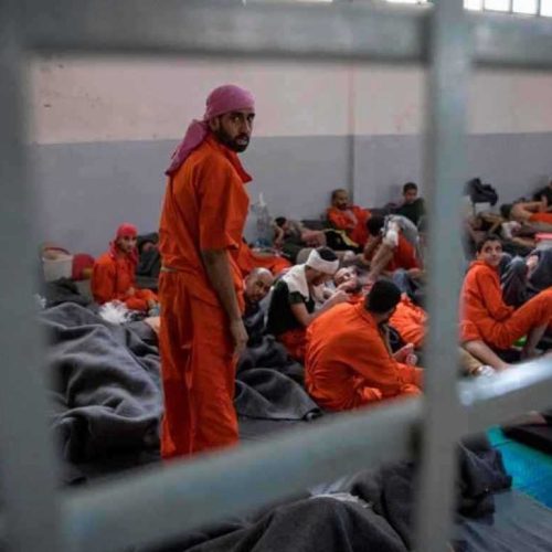 في الليل ووسط "سرية تامة".. نقل 300 من سجناء داعش من سوريا إلى العراق