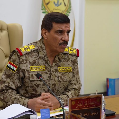 رئيس أركان الجيش يوجه بتكريم المقاتلين المرابطين على الشريط الحدودي العراقي-السوري بترقيتهم إلى رتبة أعلى