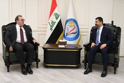 وزير العدل والقائم بالأعمال الأمريكي يبحثان ملف تسلم الإرهابيين الأجانب بعد نقلهم من سوريا