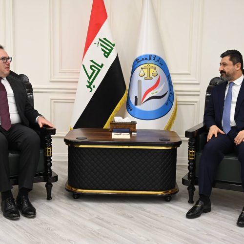 وزير العدل والقائم بالأعمال الأمريكي يبحثان ملف تسلم الإرهابيين الأجانب بعد نقلهم من سوريا