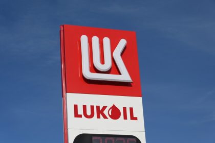 "لوك أويل" الروسية توقع اتفاقًا لبيع أصولها الخارجية لشركة أمريكية