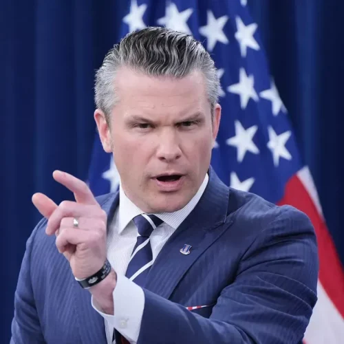 وزير الحرب الأمريكي: لدى إيران كل الخيارات لإبرام صفقة