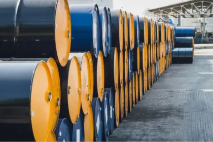 برميل برنت قرب 70 دولاراً.. أسعار النفط عالمياً تنخفض بأكثر من 1%