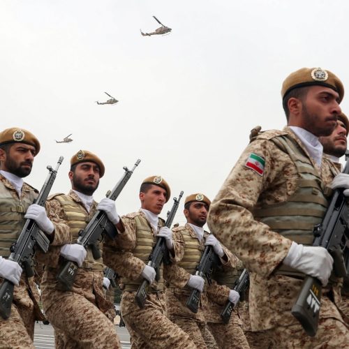 قائد الجيش الإيراني: أيدينا على الزناد وأي اعتداء سيقابله رد قاس