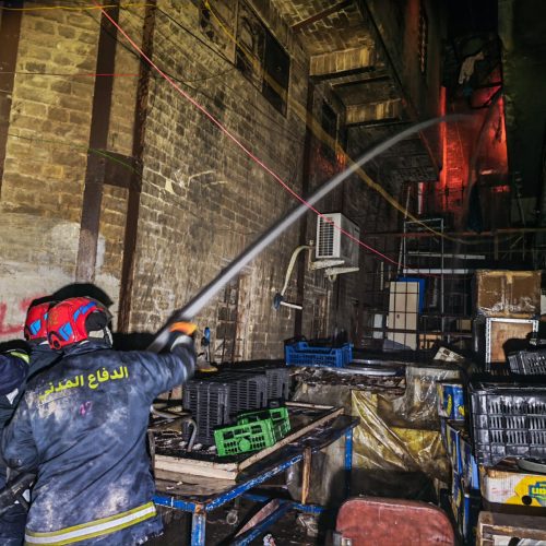 اندلاع حريق في بناية بشارع الرشيد وفرق الدفاع المدني تنقذ 4 عالقين من سطحها