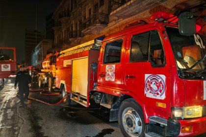 الدفاع المدني تنقذ 5 أشخاص وتخمد حريقًا اندلع في بناية تجارية بشارع الرشيد وسط بغداد