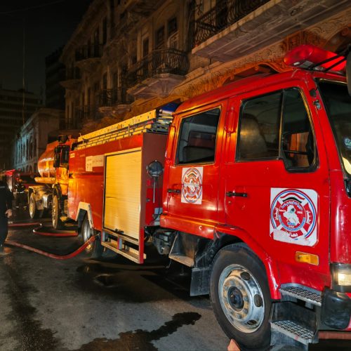 الدفاع المدني تنقذ 5 أشخاص وتخمد حريقًا اندلع في بناية تجارية بشارع الرشيد وسط بغداد