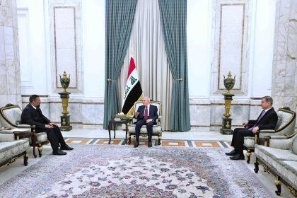 رئيس الجمهورية يسلم علي تركي مرسوم تعيينه محافظا لبابل