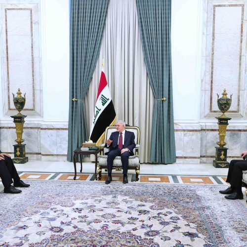 رئيس الجمهورية يسلم علي تركي مرسوم تعيينه محافظا لبابل