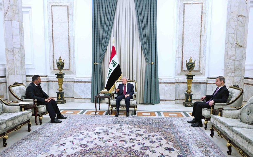 رئيس الجمهورية يسلم علي تركي مرسوم تعيينه محافظا لبابل