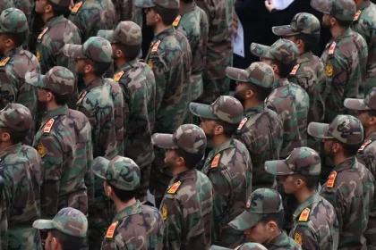 "استعراض نفسي".. الحرس الثوري الإيراني يقلل من تهديدات الأسطول الأمريكي