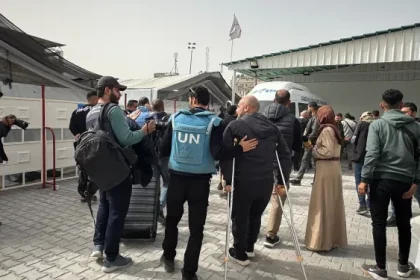 بعد تأخير لساعات.. بدء مغادرة مرضى من قطاع غزة عبر معبر رفح