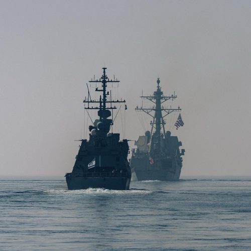 مناورة مشتركة بين مدمرة أمريكية وسلاح البحرية الإسرائيلي في البحر الاحمر