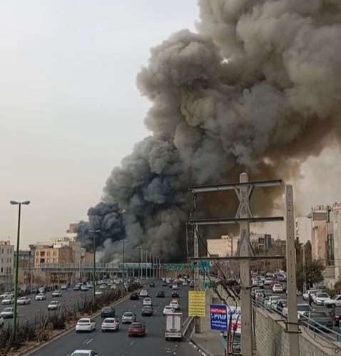 إعلام إيراني: حريق ضخم بمركز تجاري في طهران