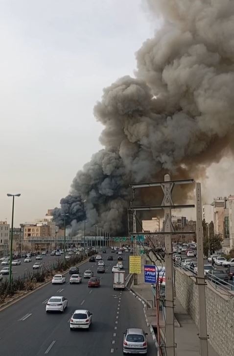 إعلام إيراني: حريق ضخم بمركز تجاري في طهران