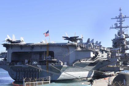 رويترز: الجيش الامريكي أسقط مسيرة إيرانية اقتربت من حاملة طائرات في بحر العرب