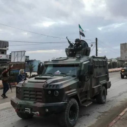 الأمن السوري ينتشر في القامشلي.. ويستلم المباني من قسد