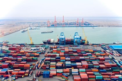 رغم تخفيضها بنسبة 25%.. مواطن يرصد تكدس الحاويات في موانئ أم قصر بسبب التعرفة الكمركية