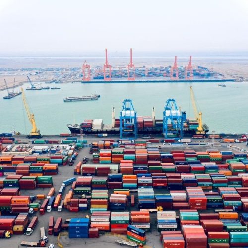 رغم تخفيضها بنسبة 25%.. مواطن يرصد تكدس الحاويات في موانئ أم قصر بسبب التعرفة الكمركية