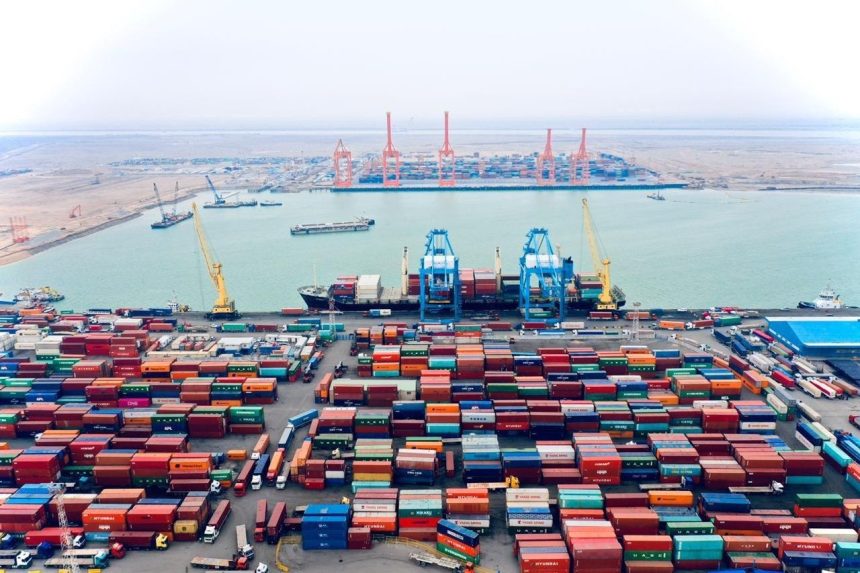 رغم تخفيضها بنسبة 25%.. مواطن يرصد تكدس الحاويات في موانئ أم قصر بسبب التعرفة الكمركية