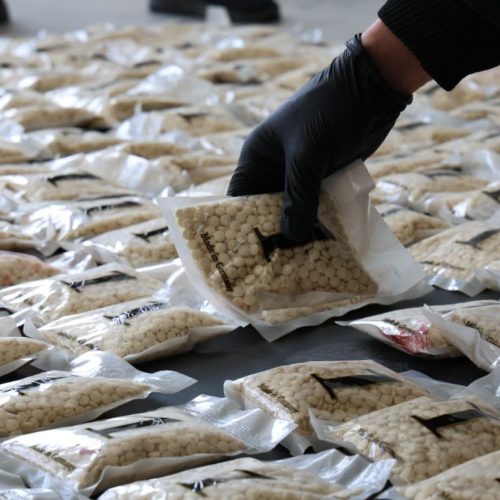 شؤون المخدرات: ضبط 300 ألف حبة مخدرة واعتقال تاجرين دوليين بعملية أمنية بسوريا