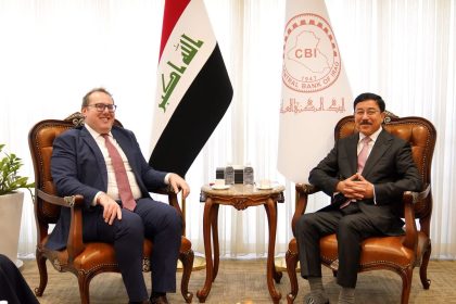 العلاق وهاريس يؤكدان على أهمية دعم الاستقرار النقدي والاقتصادي في العراق