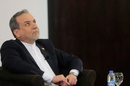 غداة المفاوضات النووية.. وزير الخارجية الإيراني ينشر مقالًا قديمًا لنتنياهو عن صدام حسين