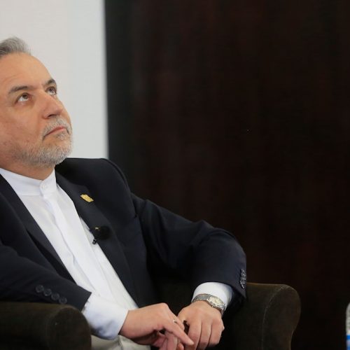 غداة المفاوضات النووية.. وزير الخارجية الإيراني ينشر مقالًا قديمًا لنتنياهو عن صدام حسين