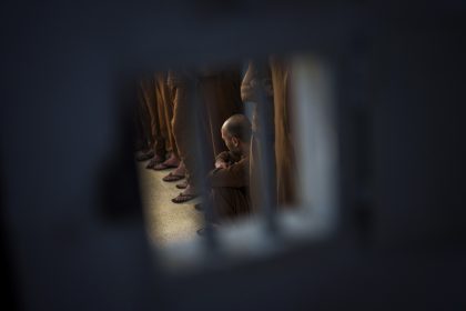 إعلام أمريكي: واشنطن تنقل نحو 2000 معتقل داعشي من سوريا للعراق