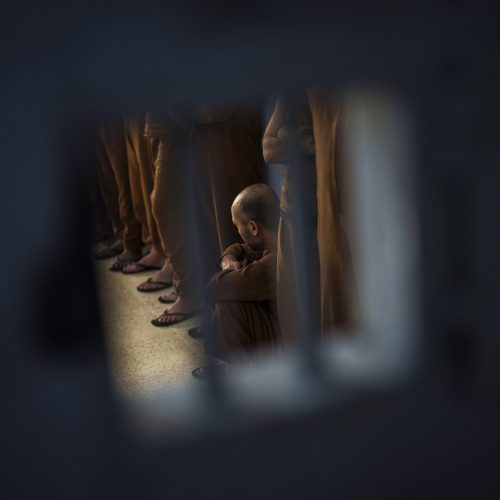 إعلام أمريكي: واشنطن تنقل نحو 2000 معتقل داعشي من سوريا للعراق