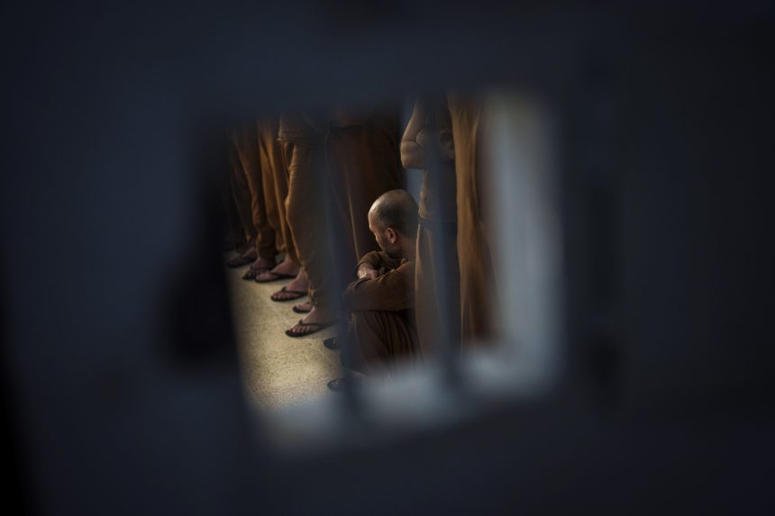 إعلام أمريكي: واشنطن تنقل نحو 2000 معتقل داعشي من سوريا للعراق