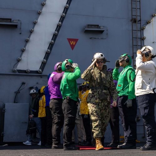 القيادة المركزية الامريكية: كوشنر وويتكوف يزوران حاملة الطائرات "لينكولن" في بحر العرب