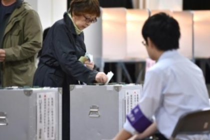 اليابانيون يدلون بأصواتهم في الانتخابات التشريعية المبكرة