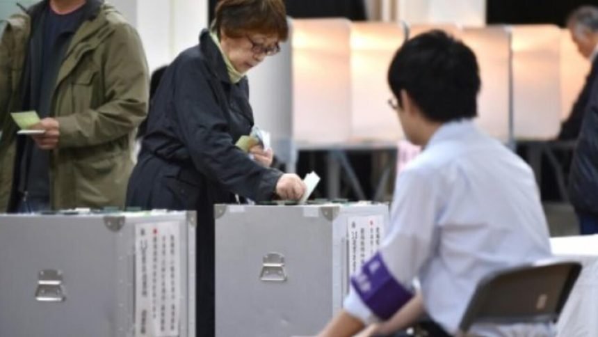 اليابانيون يدلون بأصواتهم في الانتخابات التشريعية المبكرة