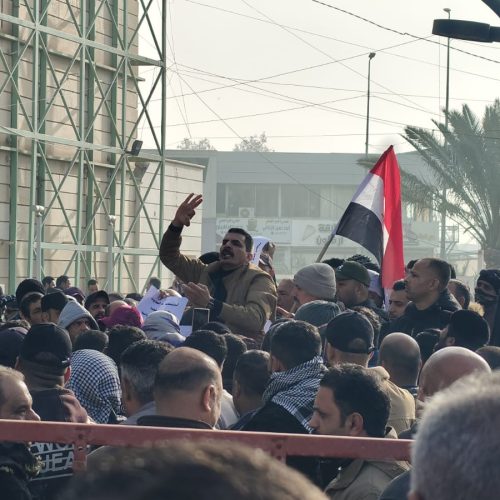 بالصور.. موظفو البلدية في الديوانية يضربون عن الدوام احتجاجاً على تأخر رواتبهم